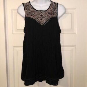 Knox Rose embroidered sleeveless swing top w/lace & keyhole back -size M
